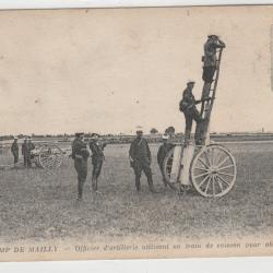 CPA -Camp de Mailly - officier d'artillerie utilisant un train de caisson