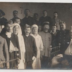 CPA-   photo militaires Soldats et infirmière dans un hôpital