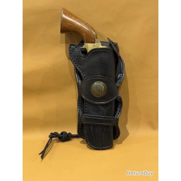 Holster en cuir noir pour droitier style western.