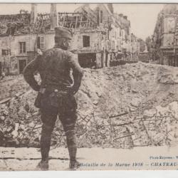 CPA- Bataille de la Marne 1918 - Château-thierry Américain contemplant la destruction d'un pont