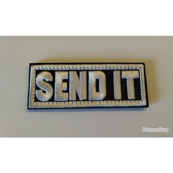 Patch drapeau SEND IT noir velcro