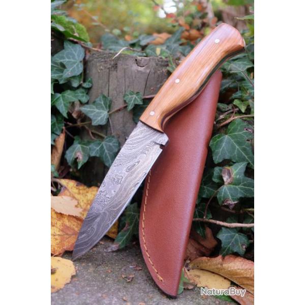 Skinner Couteau de Chasse Damas Lame Drop Point 256 Couches Manche Olivier Fabric Artisanale Etui