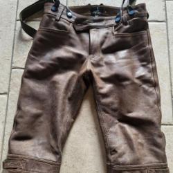 Pantalon cuir de marque "chasse élégance "en bon état.Taille 48. (taille petit je porte du 44)