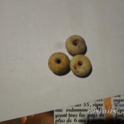 3 BOULES EN PORCELAINE POUR GRENADE A MANCHE .