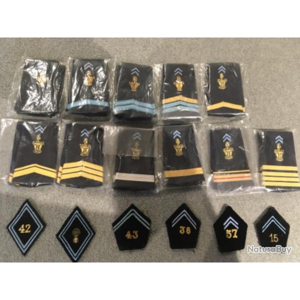 Lot de 17 pices des TRANSMISSIONS / 11 Epaulettes / 5 cussons rgimentaires / 1 cusson d'Arme