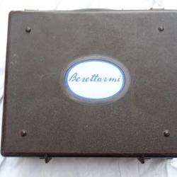 341- lot VINTAGE = RARE mallette ou valise a cartouches EN BAKELLITE = marque BERETTA
