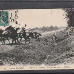 CPA -CAMP DE CHALONS ARTILLERIE DE CAMPAGNE PASSAGE D UN FOSSE