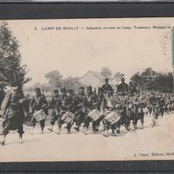 CPA-  Camp de MAILLY - Infanterie arrivant au Camp Tambours Musique