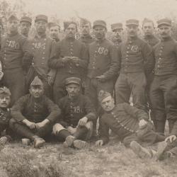 CPA -  CARTE PHOTO GROUPE MILITAIRE GUERRE