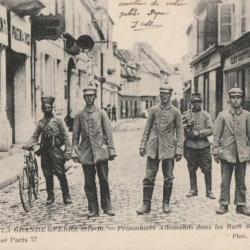 CPA - SOISSONS GUERRE DE 1914/18 PRISONNIERS ALLEMANDS RUES DE SOISSONS ANIMEE AISNE