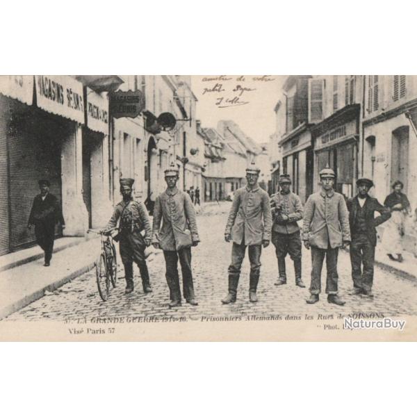 CPA - SOISSONS GUERRE DE 1914/18 PRISONNIERS ALLEMANDS RUES DE SOISSONS ANIMEE AISNE