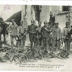 CPA-Carte Postale-France-Neufmoutiers- Soldat examinant leur butin de guerre 1914-18