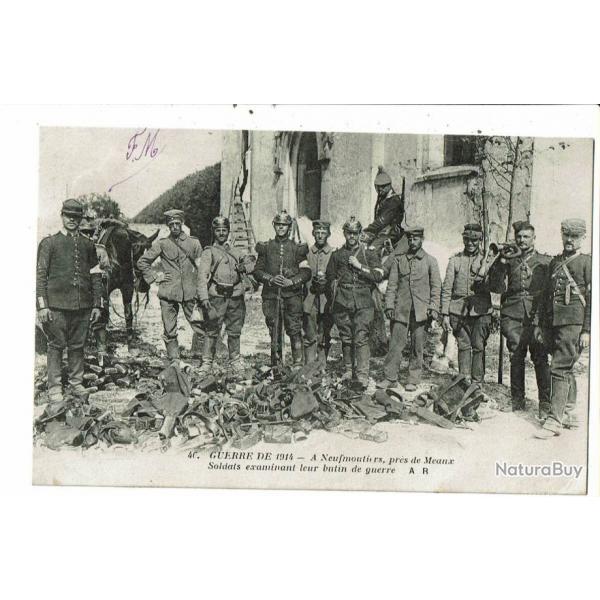 CPA-Carte Postale-France-Neufmoutiers- Soldat examinant leur butin de guerre 1914-18