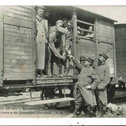 CPA-Carte Postale -France-Soldats français donnant à boire à des allemands-14-18