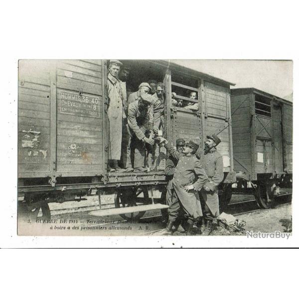 CPA-Carte Postale -France-Soldats franais donnant  boire  des allemands-14-18