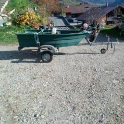 BARQUE AVEC REMORQUE ET MOTEUR ÉLECTRIQUE