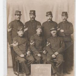 CPA MILITARIA : CARTE PHOTO D'UN GROUPE DE SOLDATS