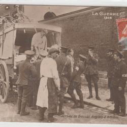 CPA Guerre de 1914 - Arrivée de blesses Anglais a AMIENS