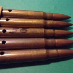 5 Munitions /clip en 7,92x57 de 1936, étui laiton, balle blindée cuivrée, neutralisées