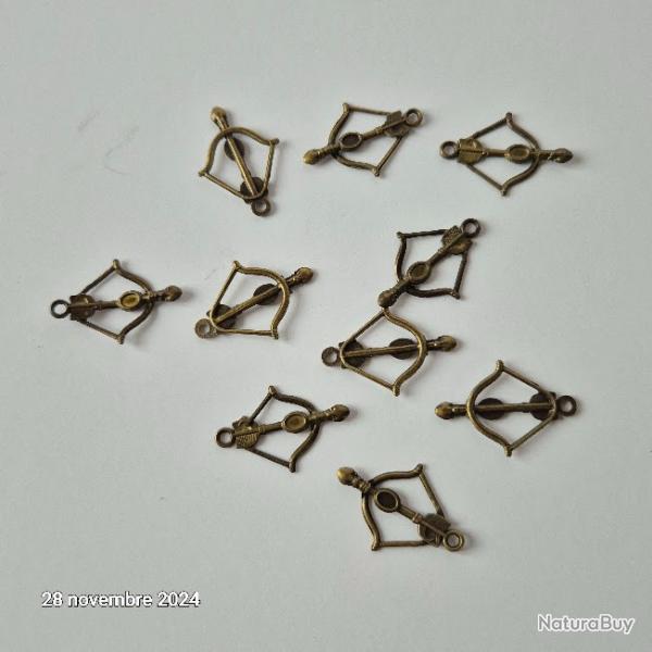 Lot de 10 breloques , pendentifs arbalte  ou arc en bronze pour dco, bracelet