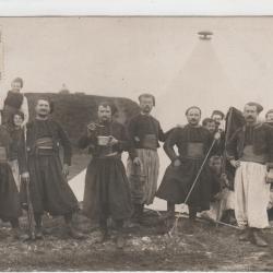 CPA -  UN GROUPE ZOUAVE