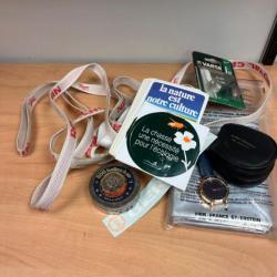 Lot d'accessoires divers pour la chasse et la voiture.