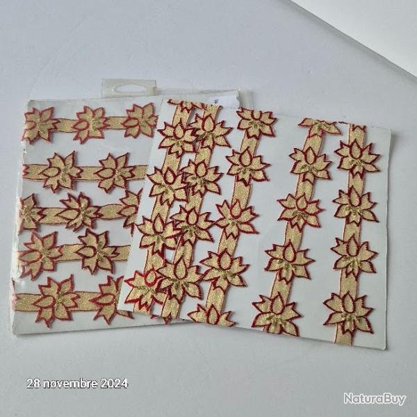 Lot de 2 Jolis rubans de Noel avec des roses de Noel ,