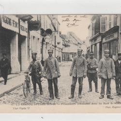 CPA - Prisonniers allemands dans les rues de SOISSONS