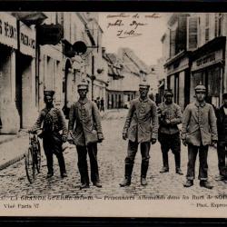 CPA - Prisonniers Allemands dans les rues de SOISSONS N°0020