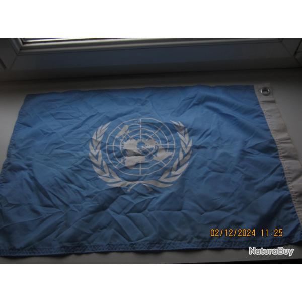 Vends drapeau ONU