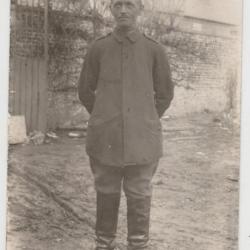 CPA - Soldat allemand en uniforme (carte photo)N°137-592