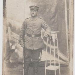 CPA - Soldat allemand en uniforme (carte photo)N°137-014