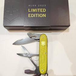 Couteau VICTORINOX PIONEER X ALOX ELECTRIC YELLOW - EDITION LIMITEE 2023