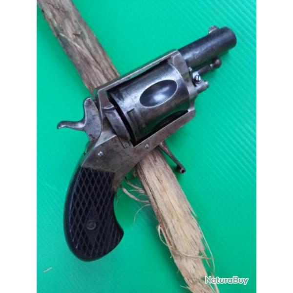 REVOLVER BULDOG  PARFAIT ETAT GENERAL  .  DIAMETRE INT BARILLET  9MM  . POINCONS  BELGE .