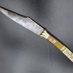 Grand couteau pliant type Navaja de BATISSE à plaquettes os et corne blonde , L 33,5 ouvert