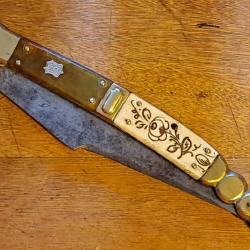 Grand couteau pliant type Navaja de BATISSE à plaquettes os et corne blonde , L 33,5 ouvert