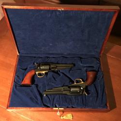 Coffret de présentation en acajou pour deux armes de poing