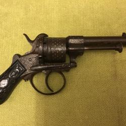 MAGNIFIQUE REVOLVER À BROCHE RICHEMENT GRAVE PASTILLES OR ET PLAQUETTES ÉBÈNE ARTISANAL AUTRICHIEN