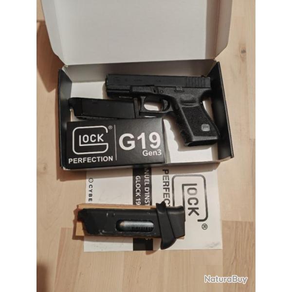 Magnifique Glock 19 gen 3 Cybergun sous licence avec marquage et 2 chargeurs