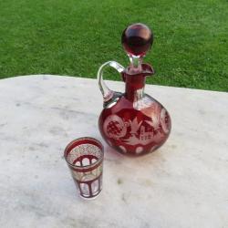 Grande Carafe avec son bouchon et verre en cristal taillé de bohème, couleur Rouge rubis (XXé)