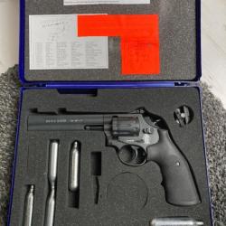 Revolver Umarex type smith et wesson à air comprimé calibre 4,5 plomb + 35 cartouches de gaz.