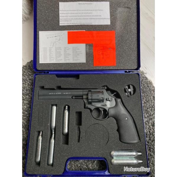 Revolver Umarex type smith et wesson  air comprim calibre 4,5 plomb + 35 cartouches de gaz.