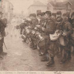 CPA -  SOLDATS FRANCAIS TAMBOURS ET CLAIRONS