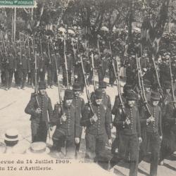 CPA -  TOULON -Revue du 14 J UILLET 1909 Defile du 17e dArtillerie