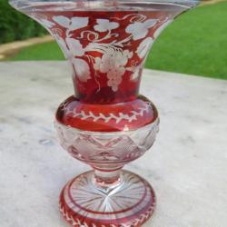 Ancien vase sur piédouche de type Médicis en cristal taillé de bohème de couleur Rouge Rubis
