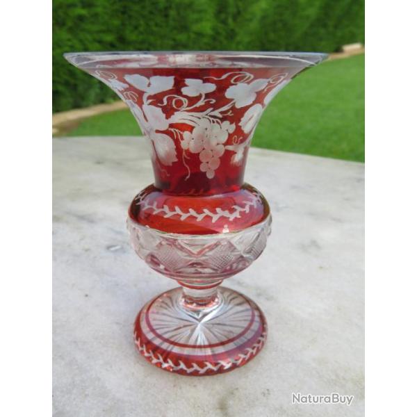 Ancien vase sur pidouche de type Mdicis en cristal taill de bohme de couleur Rouge Rubis