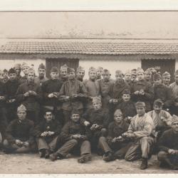 CPA -Carte Photo d'un groupe de soldats - N°135