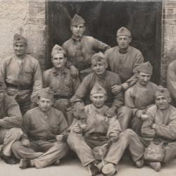 CPA -Carte Photo d'un groupe de soldats-N°137