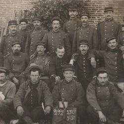 CPA -Carte Photo d'un groupe de soldats-N°833