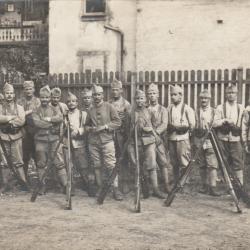 CPA - Carte Photo d'un groupe de soldats N°562